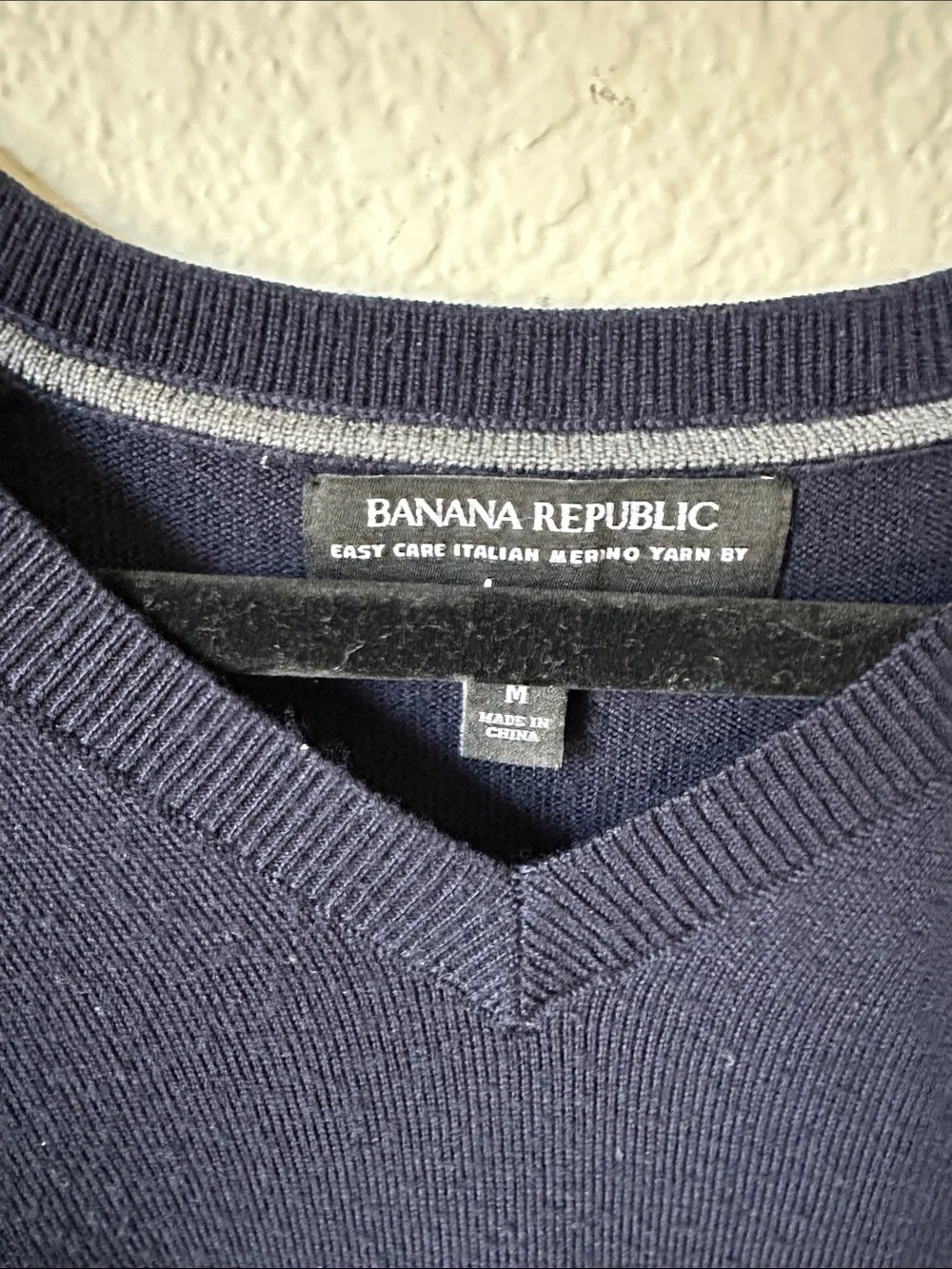Banana Republic100% Merino Wool Men's Navy V-Neck Sweater